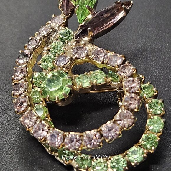 Vtg Unsigned Weiss Swirl Brooch Green & Purple Prong Rhinestones Navette Crystal - Picture 9 of 11